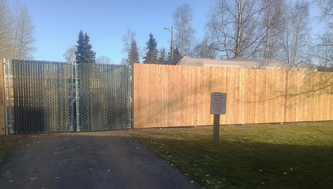 cedar-privacy-fence-with-chainlink-gate